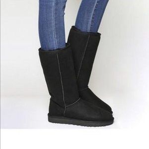 🖤 Uggs classic tall 9 womens- hole in toe🖤